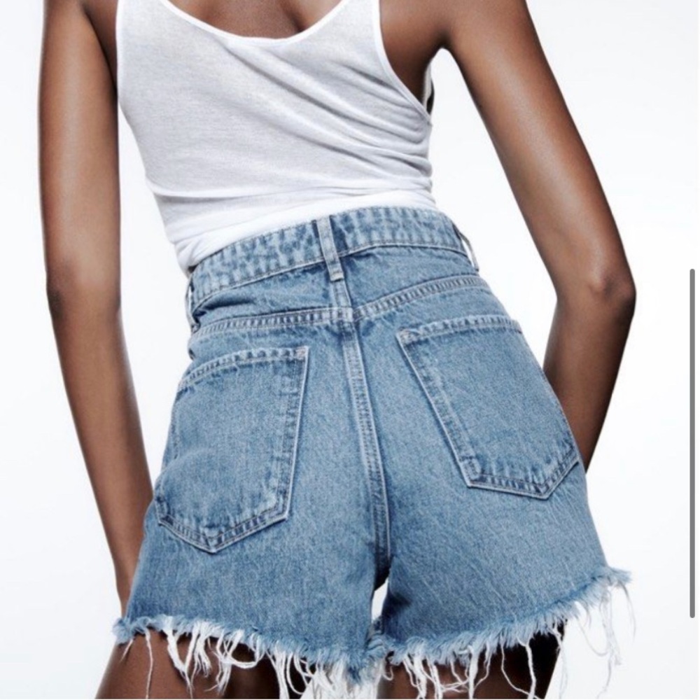 ZARA - HIGH RISE DENIM SHORTS - Picture 2 of 4